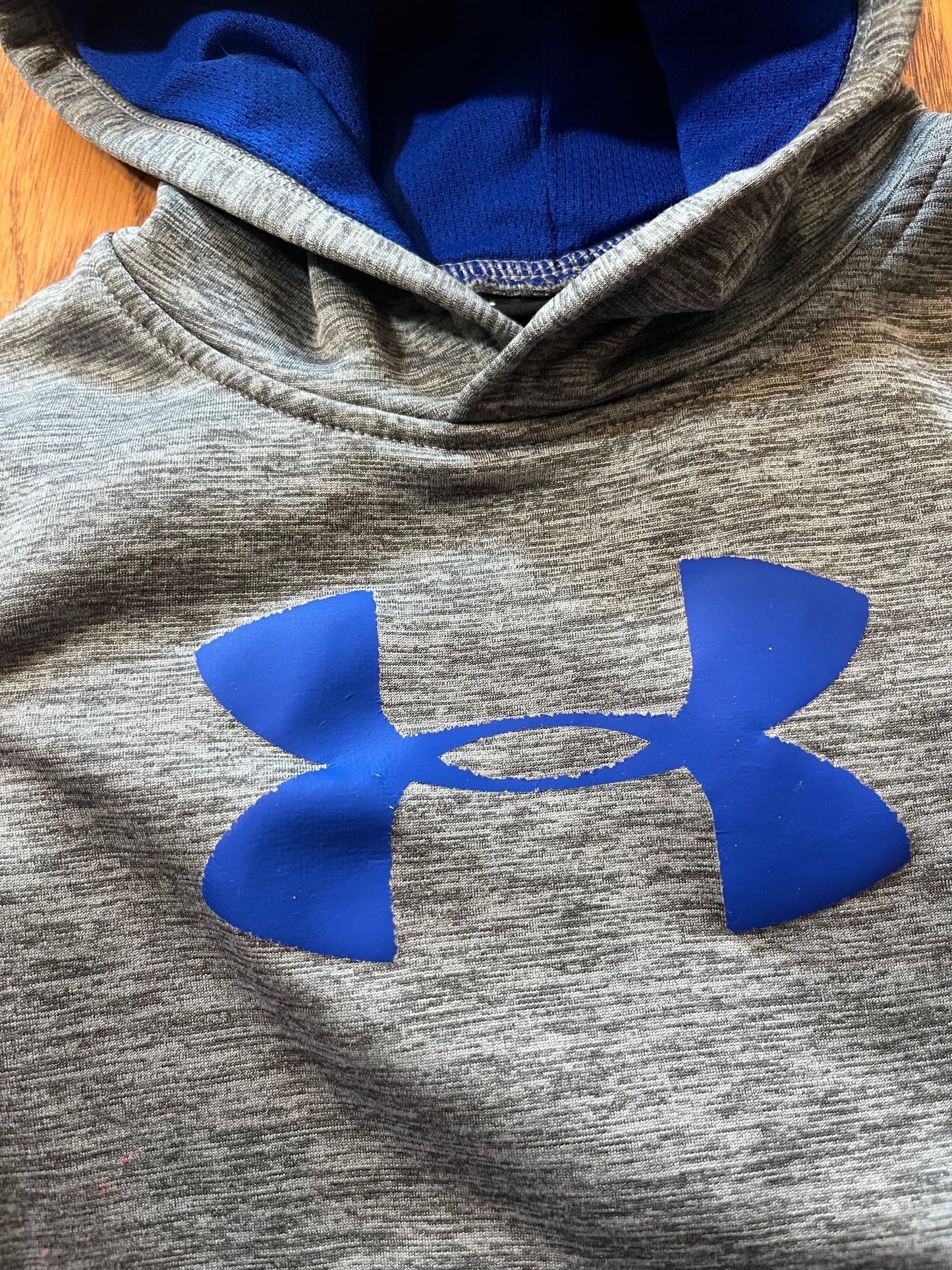 4t Under Armour sweatshirt (where on emblem as shown in extra photo!!)