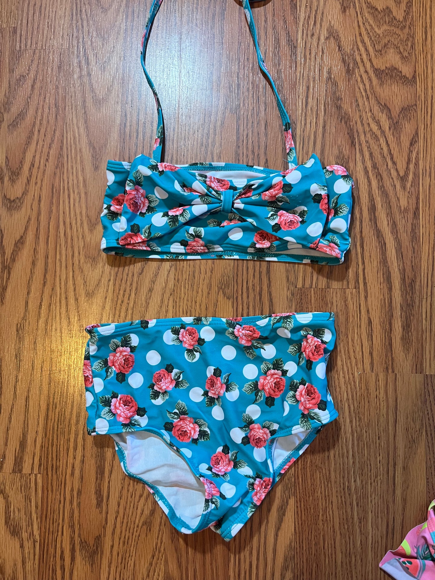 Girls xxl swimming suit high waisted (looks to fit 6/7?)