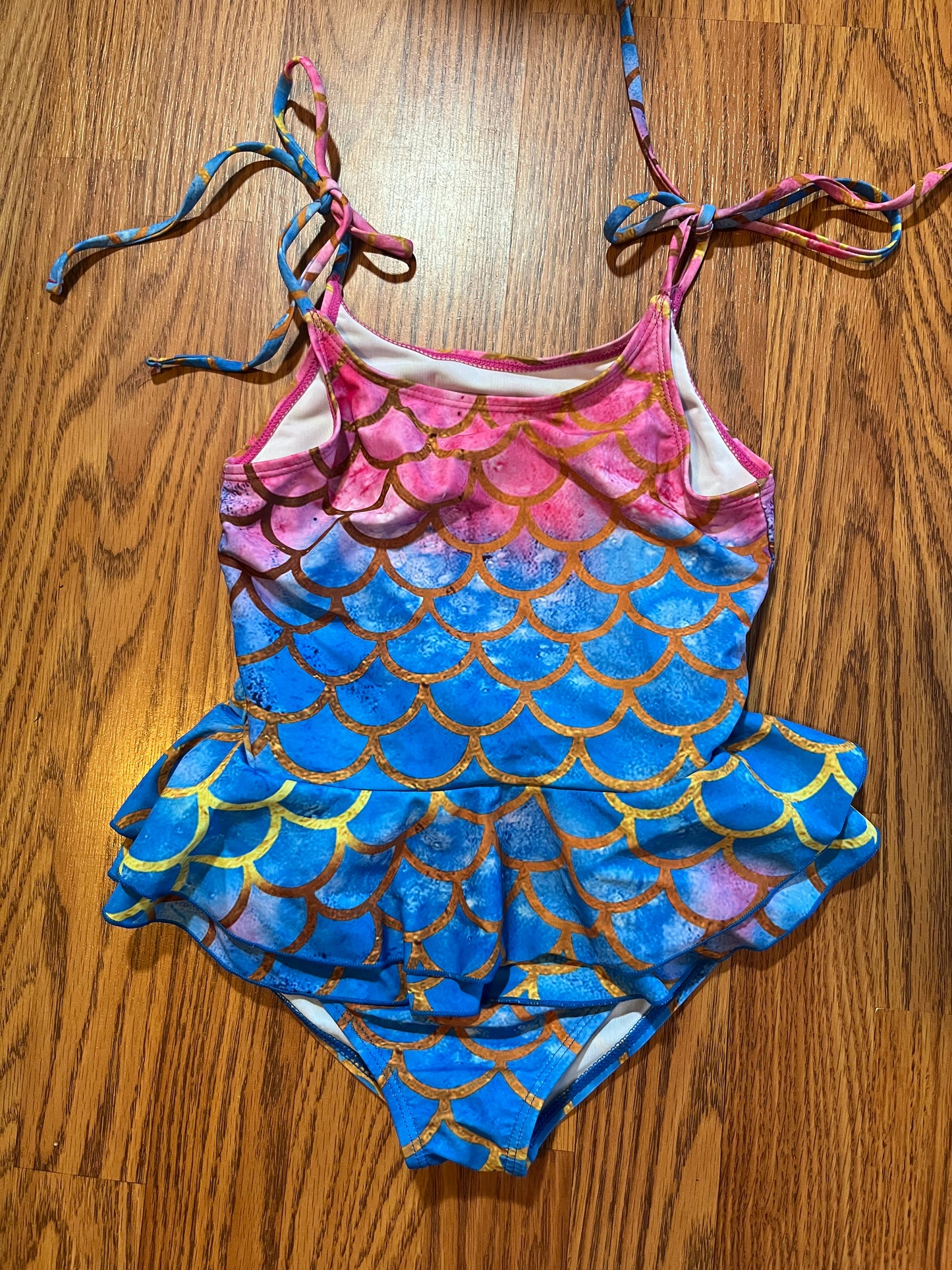 Girls swimsuit (no size looks to fit 5/6?)