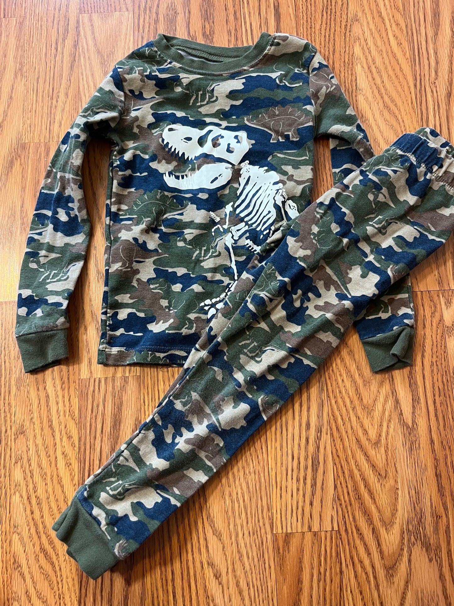 4t Members Mark Dino pj set (snug fit / small)