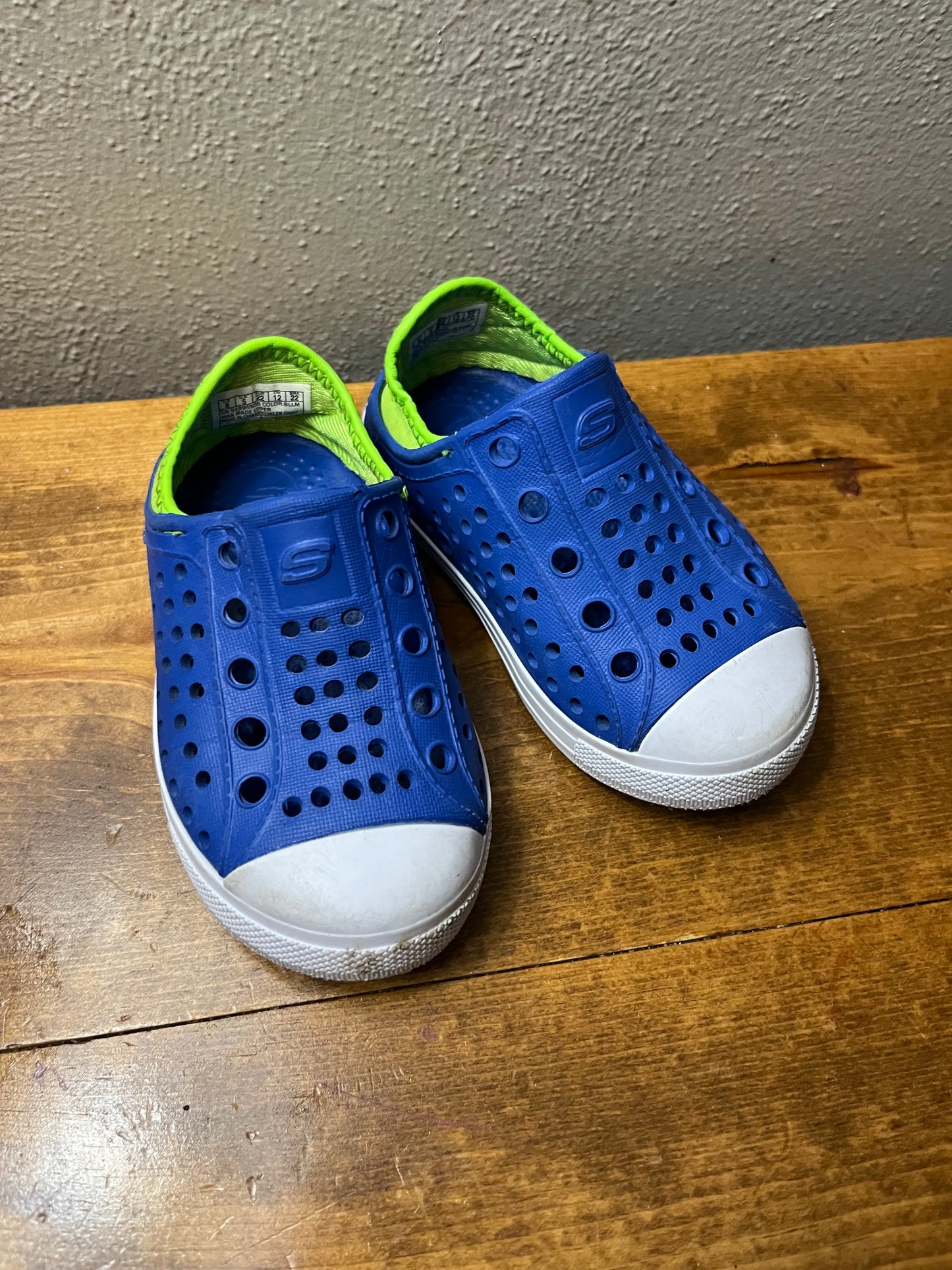 Toddler boys sketchers slip on size 6