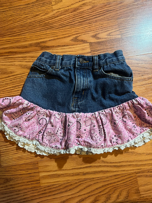 Girls rodeo skirt says size 6 looks like it runs on the small side