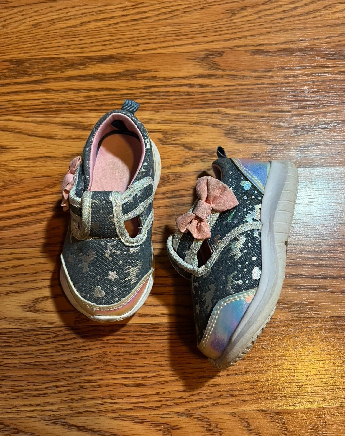 Toddler girls size 6 shoes unicorn with a bow