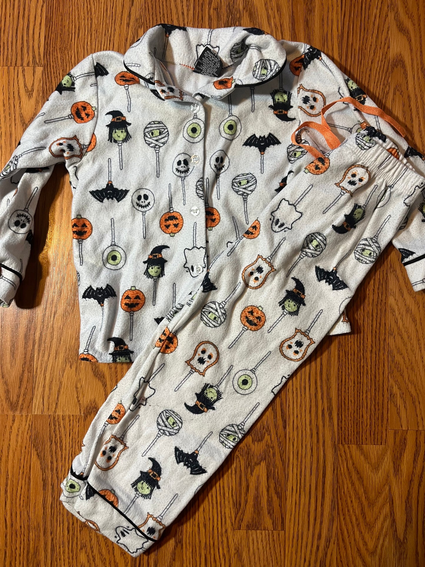 4t Halloween Cake Pop pj set (washer wear/ pilling)