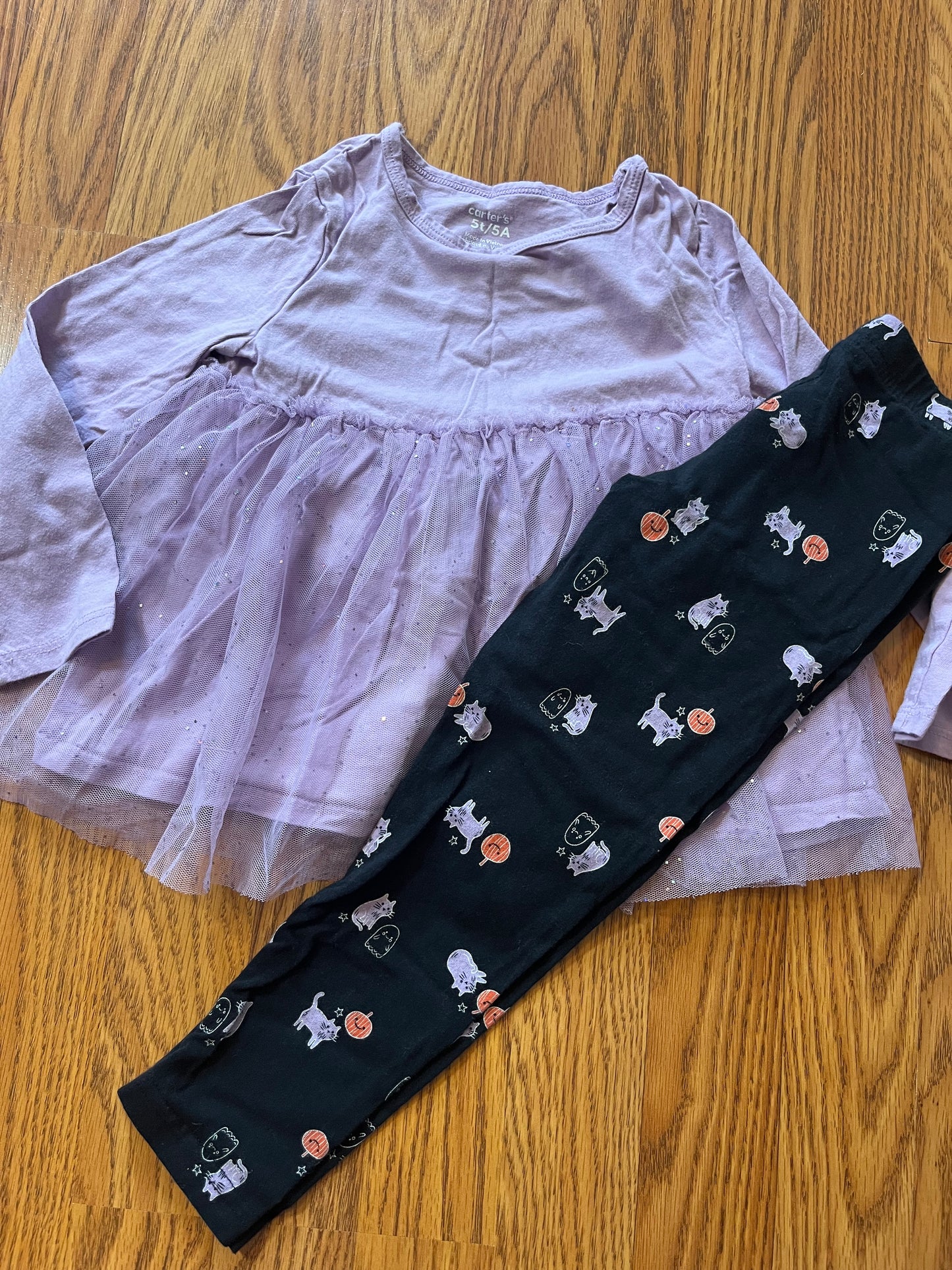 5t Carters Halloween outfit (runs small!)
