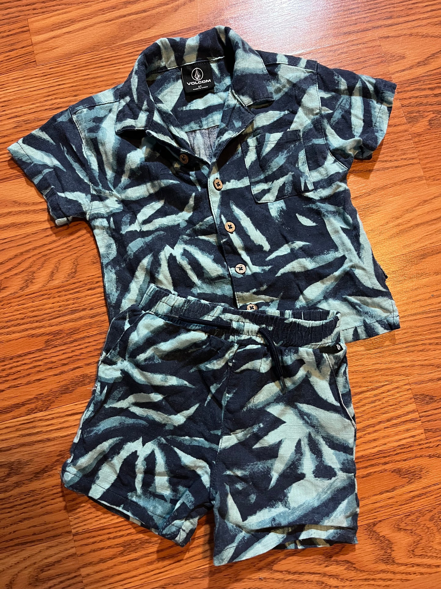 2t Volcom summer button up shirt set