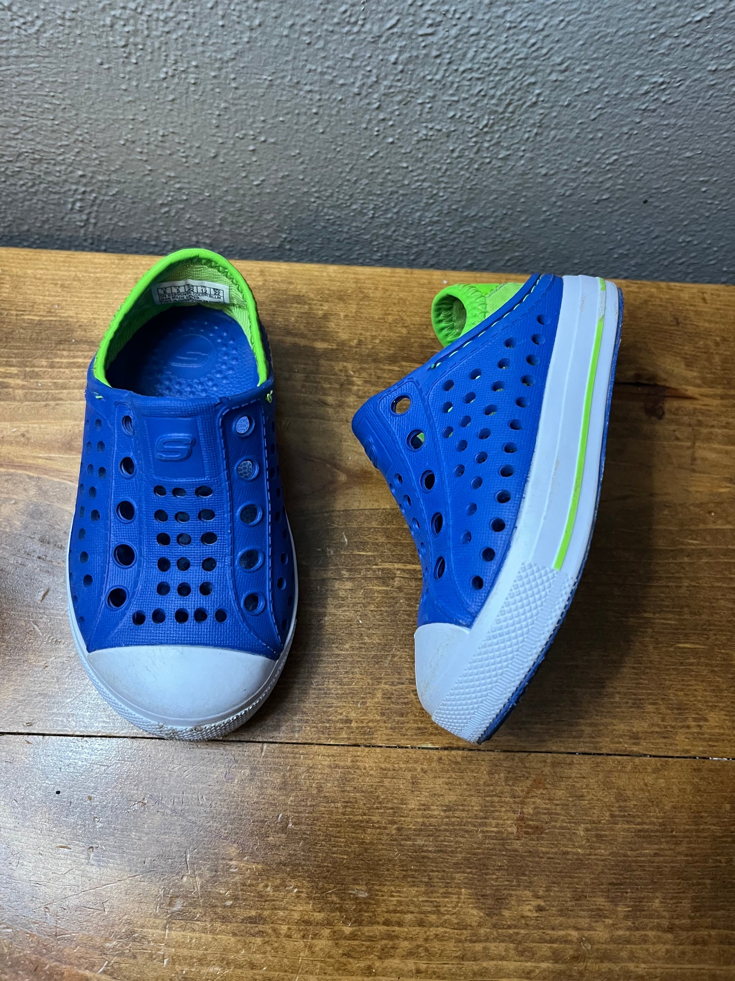 Toddler boys sketchers slip on size 6