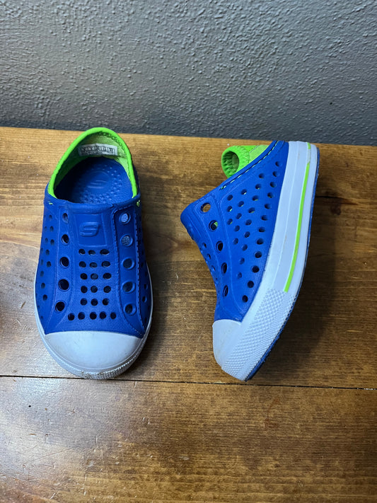 Toddler boys sketchers slip on size 6