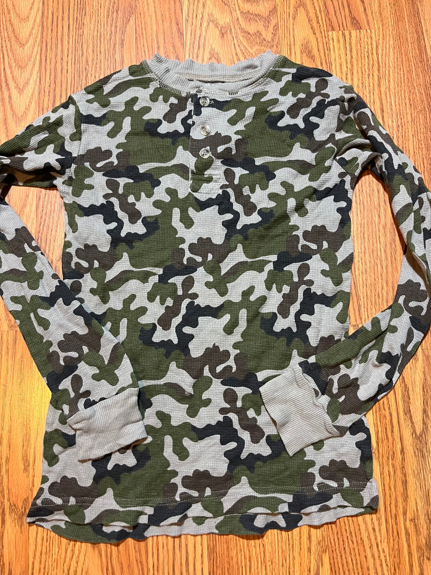 12/14 boys camo top (fit 10/12 best)