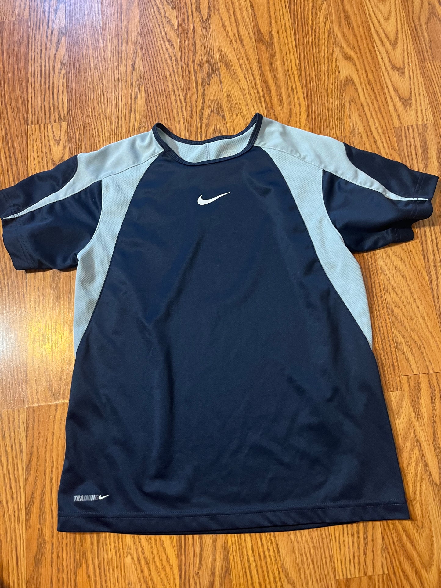 Nike size M 10/12 boys top
