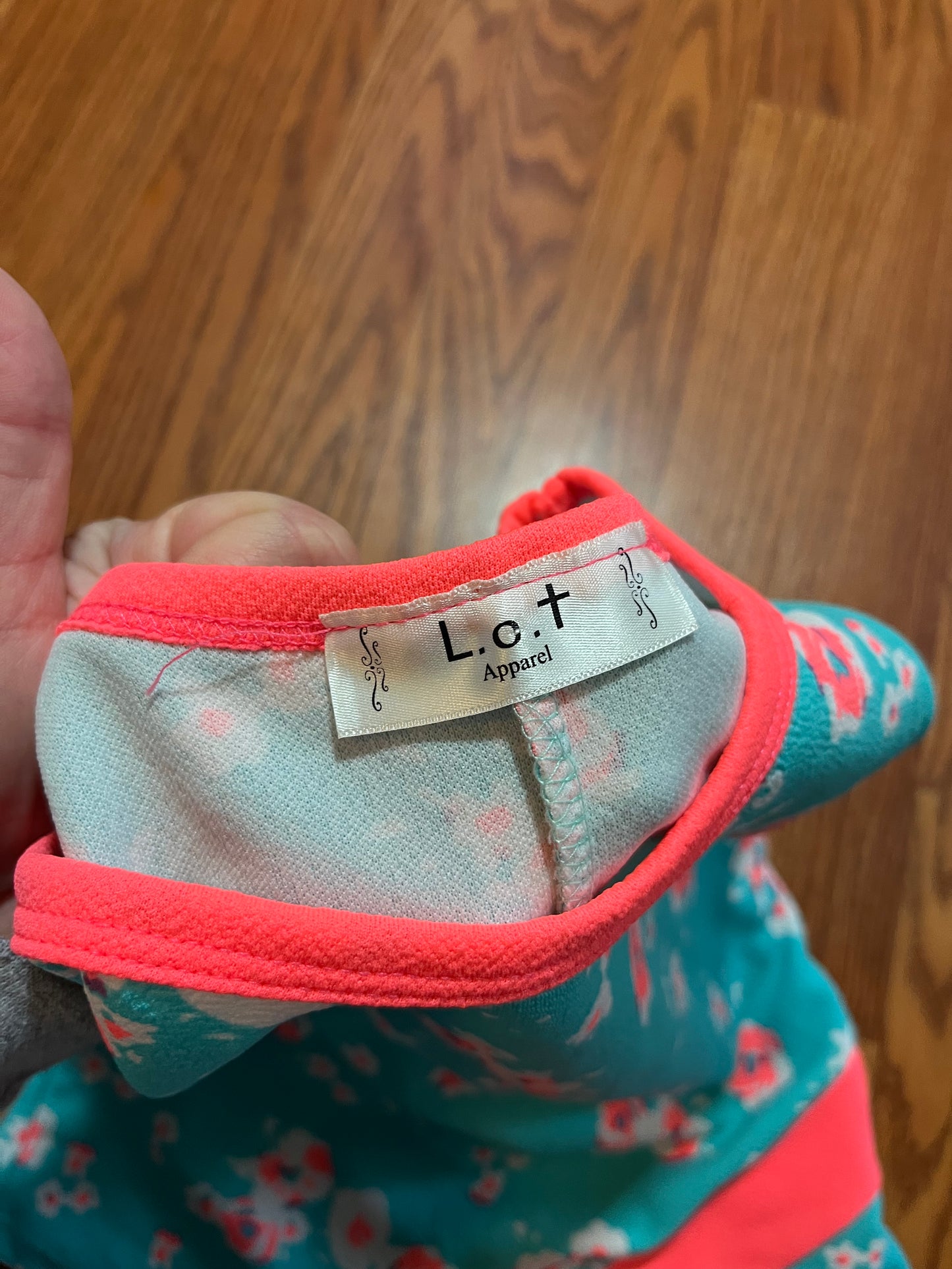 No size tag looks to fit 6/7 girls