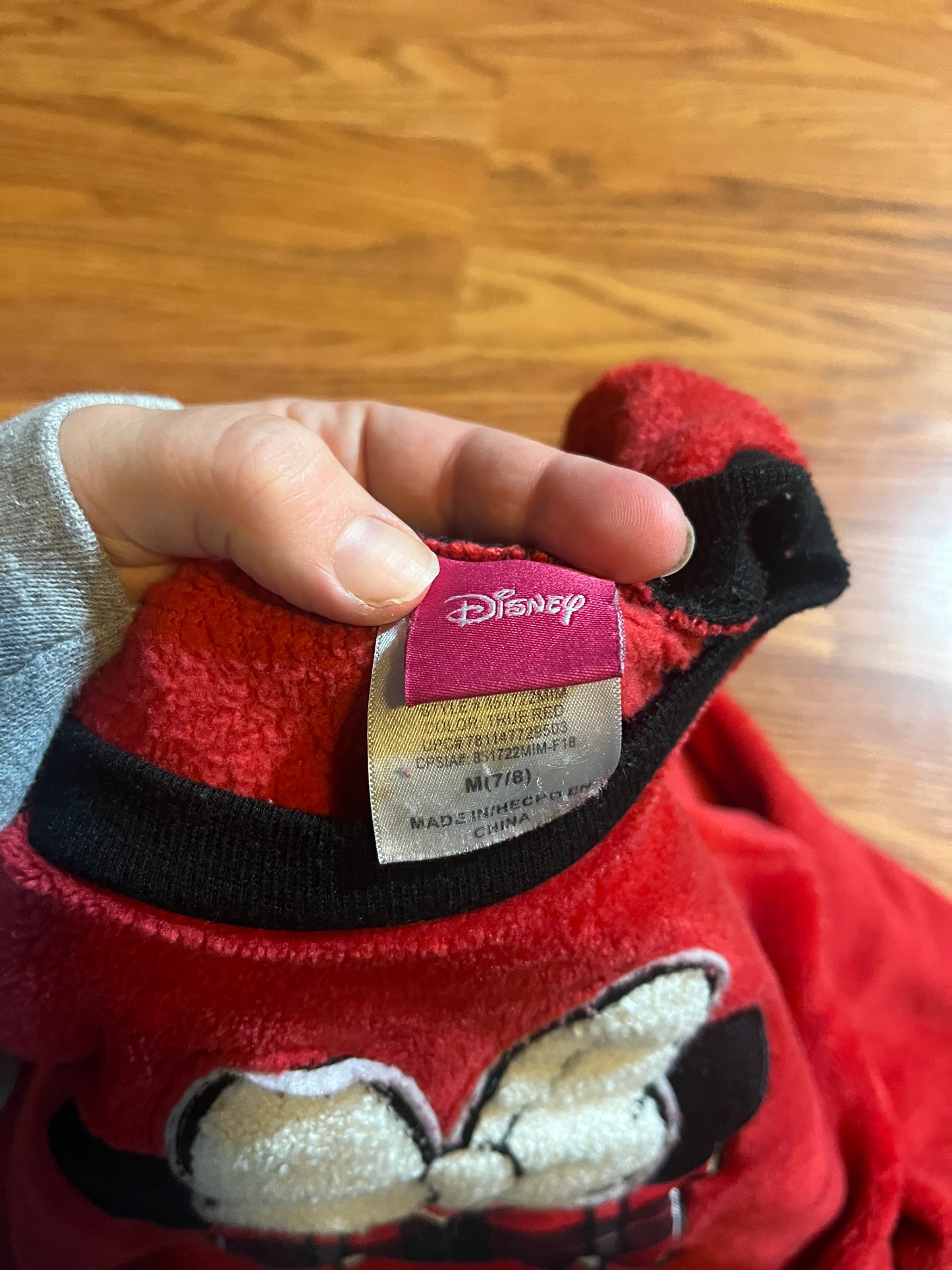 7/8 Minnie sweatshirt Disney (looks to fit smaller like a 6!)