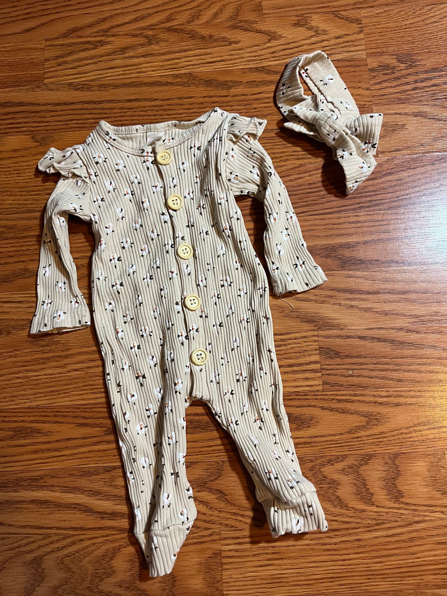 Baby girls size 70 romper and headband (6 months maybe a little bigger)