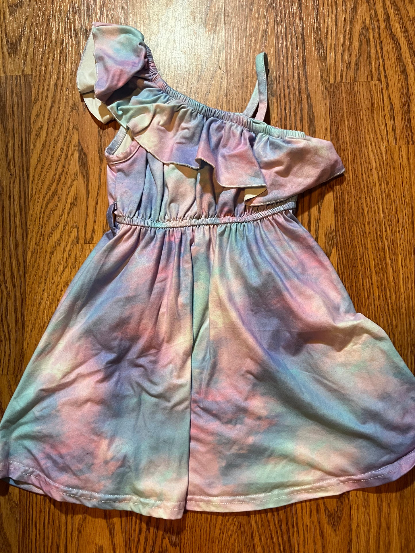 Girls boutique dress size medium, looks to fit 4/5t